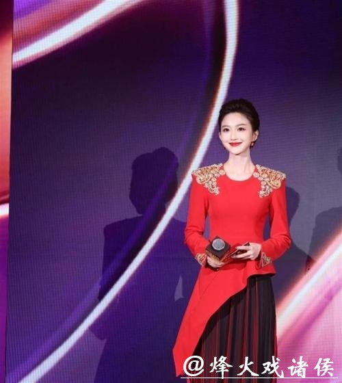 央视春晚主持官宣，任鲁豫回归稳心神，39岁刘心悦首登主会场好奇与质疑同在