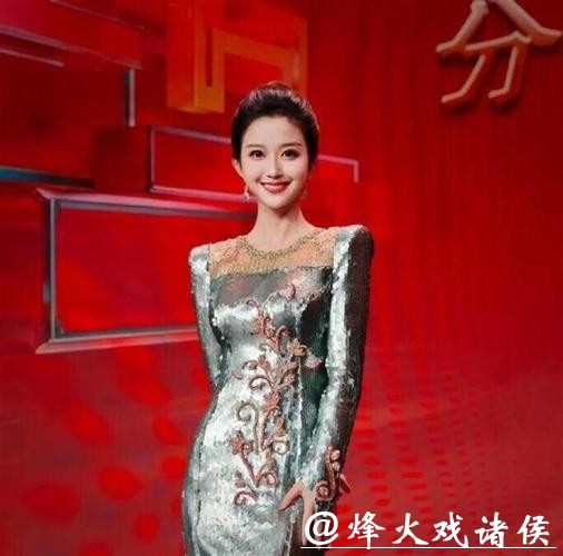 央视春晚主持官宣，任鲁豫回归稳心神，39岁刘心悦首登主会场好奇与质疑同在