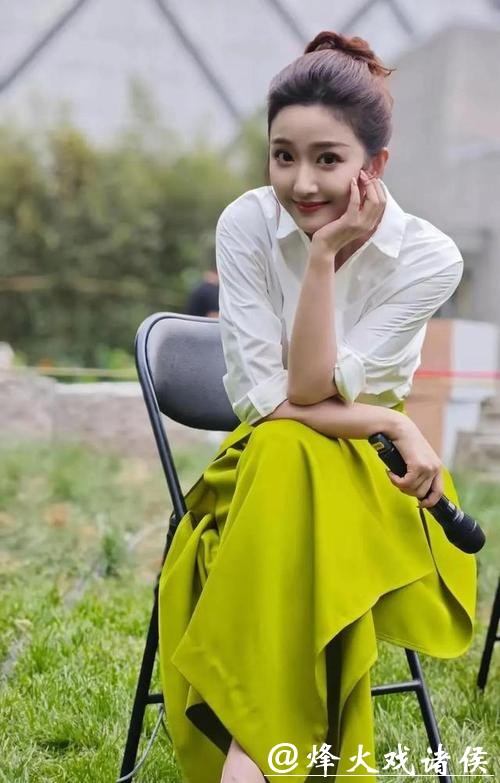 央视春晚主持官宣，任鲁豫回归稳心神，39岁刘心悦首登主会场好奇与质疑同在