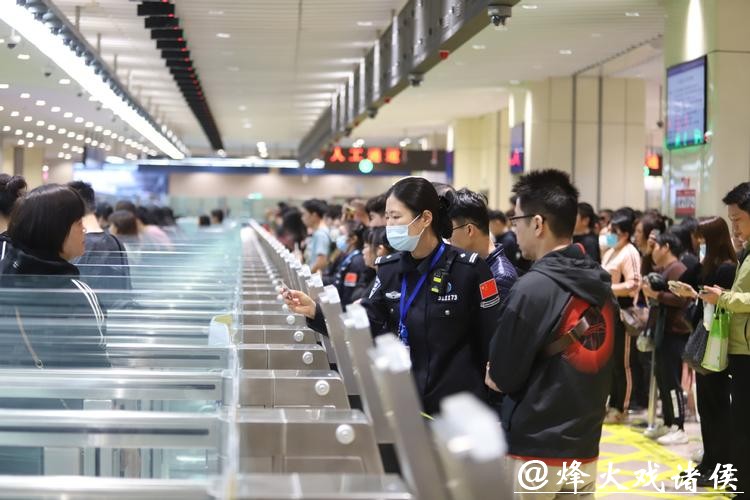 春节临近 青茂口岸迎来客流高峰 春节临近 青茂口岸迎来客流高峰