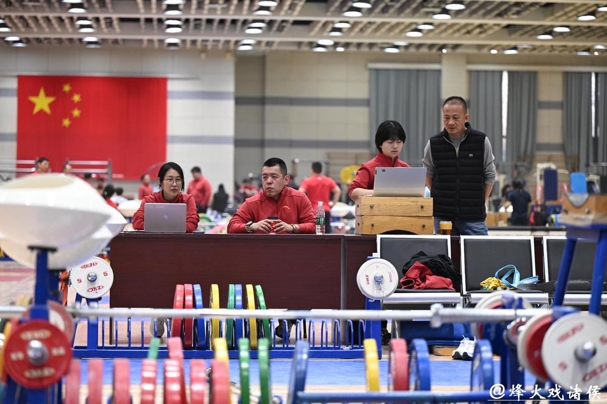 中国举重队集结冬训 以老带新迎接级别调整 中国举重队集结冬训 以老带新迎接级别调整